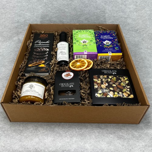 Duży zestaw z herbatą i słodyczami